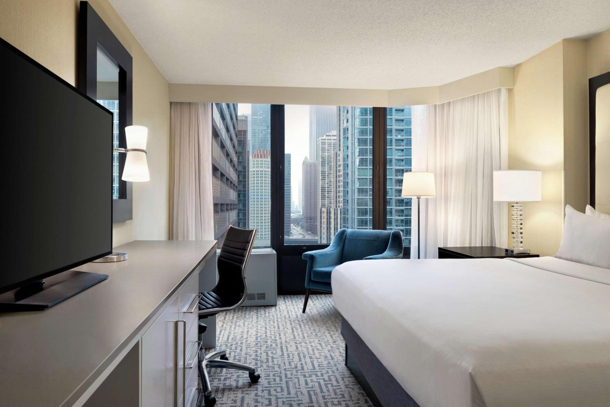Отель Doubletree By Hilton Chicago Magnificent Mile Экстерьер фото