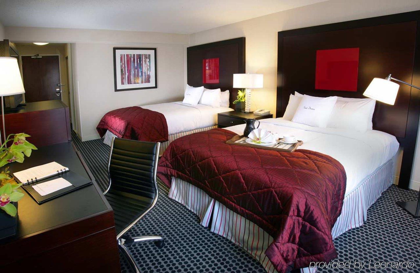 Отель Doubletree By Hilton Chicago Magnificent Mile Номер фото